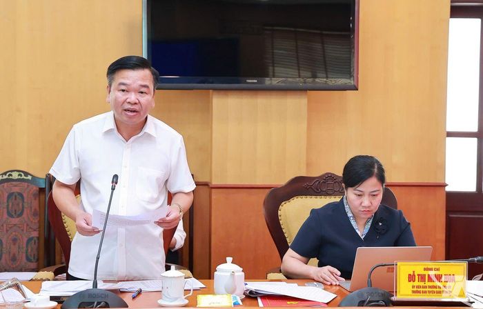 Lãnh đạo Sở Dân tộc và Tôn giáo báo cáo tại Hội nghị.