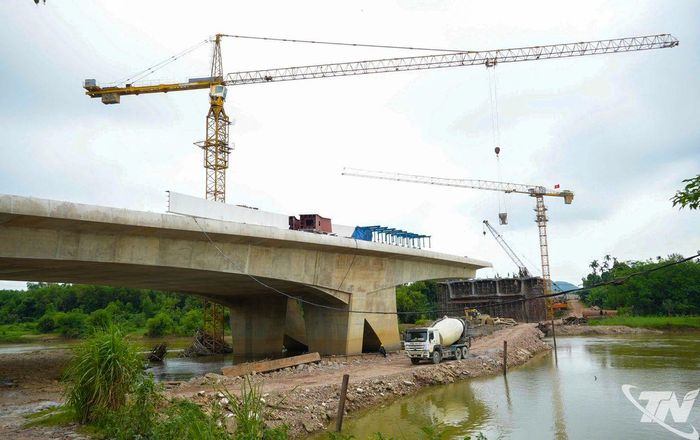 Dự án cầu Quang Vinh 1 đang khẩn trương được thi công.