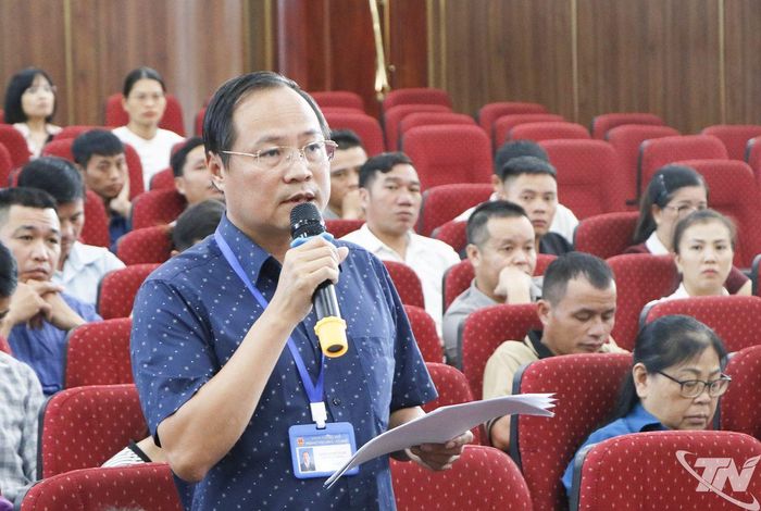 Cử tri xã Chợ Mới phát biểu.