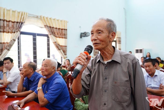 Cử tri xã Vạn Phú phát biểu.
