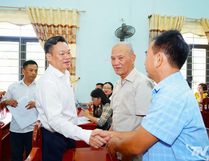 Đồng chí Hoàng Duy Chinh trò chuyện với cử tri xã Vạn Phú.