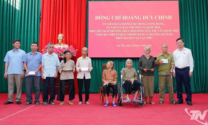 Đồng chí Hoàng Duy Chinh và các đại biểu trao các suất quà tặng đối tượng chính sách là người cao tuổi trên địa bàn xã Vạn Phú.