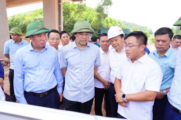 Lãnh đạo xã Vô Tranh báo cáo tiến độ giải phóng mặt bằng phục vụ thi công Dự án.
