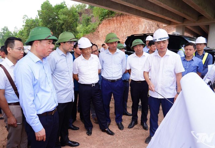 Đại diện nhà thầu báo cáo tiến độ thi công Dự án.