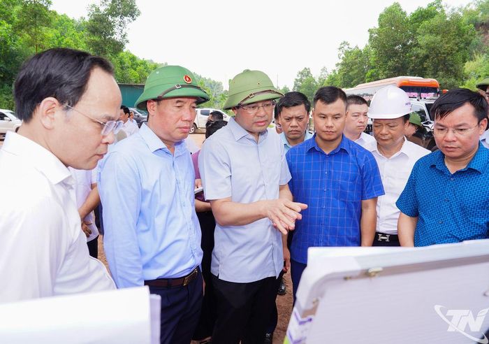 Đoàn công tác kiểm tra tiến độ thi công tại nút giao Vành đai I, phường Quan Triều.