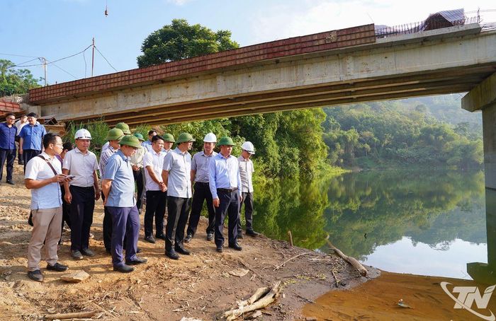 Các đồng chí lãnh đạo tỉnh kiểm tra tiến độ thi công hạng mục cầu Bắc Lè, kết nối xã Nam Cường với xã Hồng Thái, tỉnh Tuyên Quang.