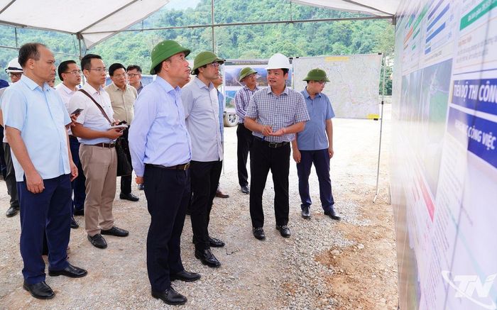 Lãnh đạo Ban Quản lý dự án đầu tư xây dựng công trình Giao thông và Nông nghiệp phía Bắc báo cáo tiến độ và những khó khăn, vướng mắc của Dự án.