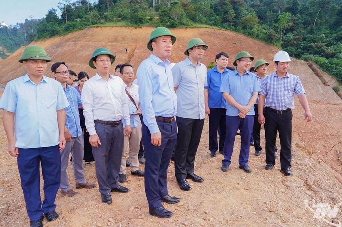 Các đồng chí lãnh đạo tỉnh kiểm tra tiến độ thi công hạng mục cầu Tà Han, xã Nam Cường.
