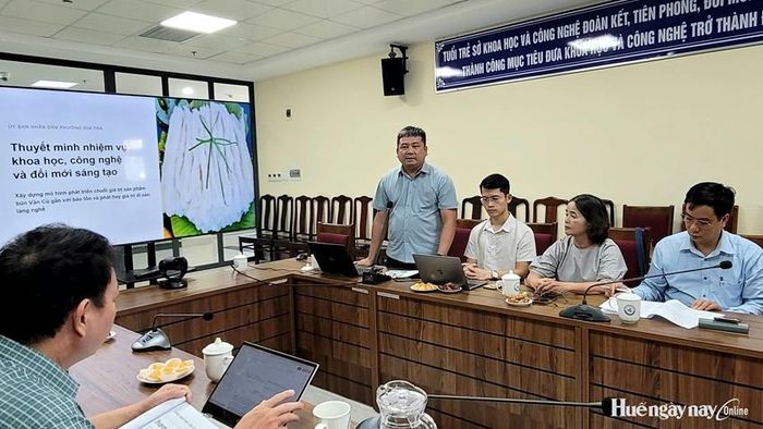Đại diện đơn vị chủ nhiệm đề tài thuyết minh nhiệm vụ khoa học, công nghệ về xây dựng mô hình phát triển chuỗi giá trị sản phẩm bún Vân Cù.