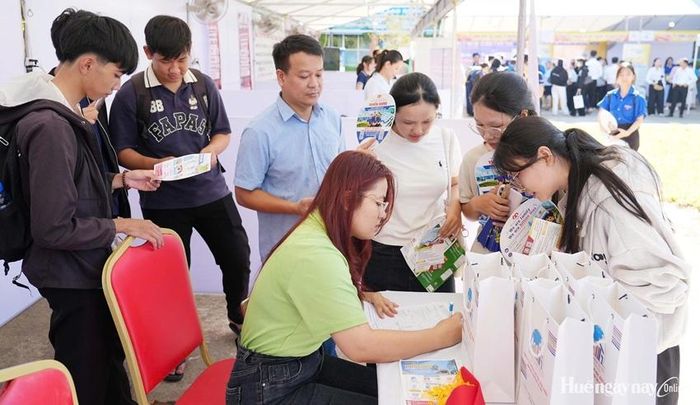Người lao động tìm hiểu thông tin tuyển dụng tại các gian hàng trong ngày hội việc làm thành phố Huế năm 2026.