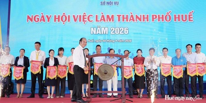 Đồng chí Nguyễn Văn Mạnh, Phó Chủ tịch UBND thành phố Huế thực hiện nghi thức khai mạc ngày hội việc làm thành phố Huế năm 2026.
