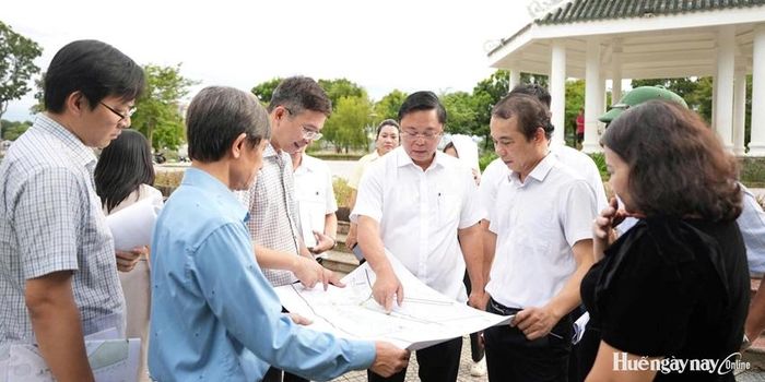 Lãnh đạo thành phố khảo sát thực địa không gian phát triển dịch vụ, du lịch trên địa bàn thành phố. Ảnh: Ngọc Hiếu 