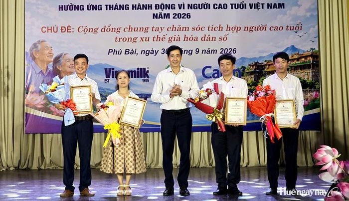 Trao giải cho các tập thể có số lượt người tham gia nhiều và có người đạt giải Hội thi trực tuyến tìm hiểu chính sách pháp luật về người cao tuổi