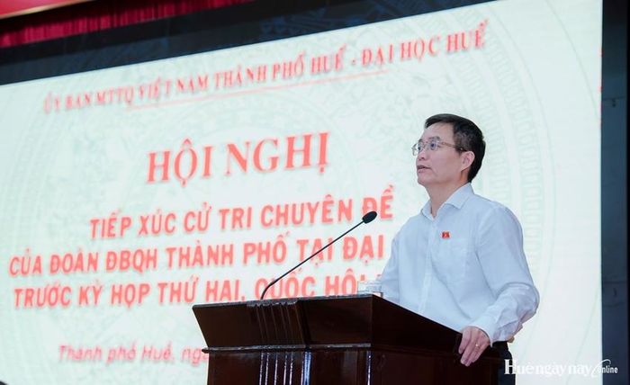  UVTW Đảng, Bí thư Thành ủy, Trưởng đoàn ĐBQH thành phố Nguyễn Đình Trung tiếp thu ý kiến cử tri. Ảnh: Đình Hoàng