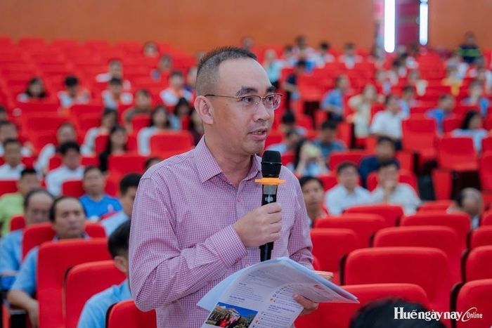  Cử tri nêu kiến nghị tại hội nghị. Ảnh: Đình Hoàng