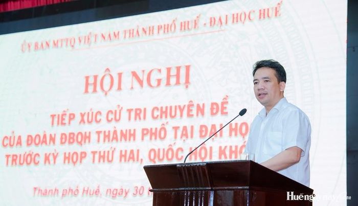 Phó Chủ tịch UBND thành phố Trần Hữu Thùy Giang giải trình ý kiến cử tri. Ảnh: Đình Hoàng 
