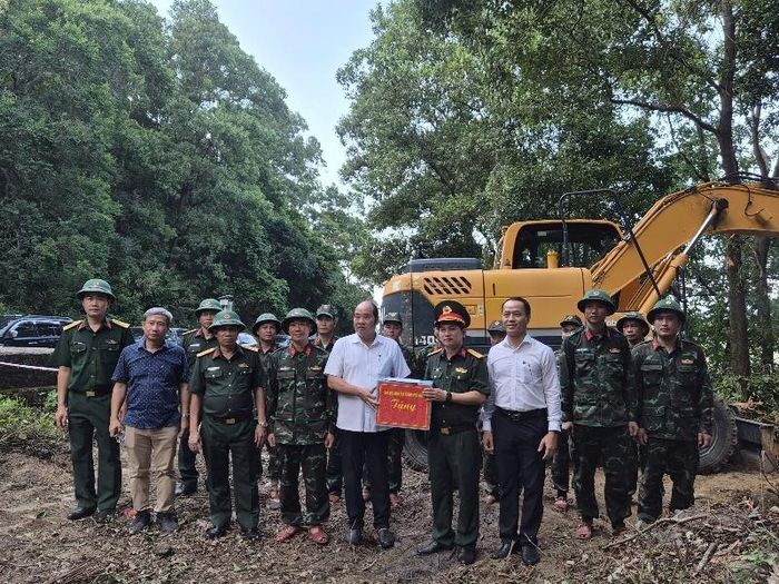  Phó Chủ tịch UBND thành phố Nguyễn Văn Mạnh cùng đoàn công tác thăm hỏi, tặng quà động viên cán bộ, chiến sĩ Đội 192 đang làm nhiệm vụ tìm kiếm hài cốt liệt sĩ tại khu vực đèo Hải Vân.
