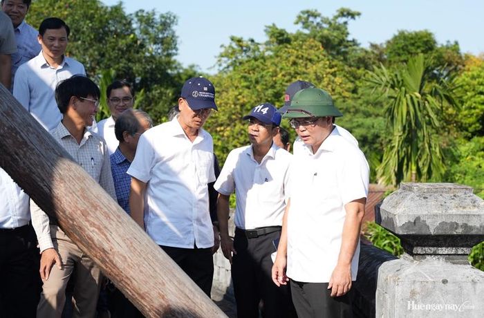 Phó Bí thư Thành ủy, Chủ tịch UBND thành phố Lê Trí Thanh kiểm tra thực địa tại di tích Hổ Quyền.