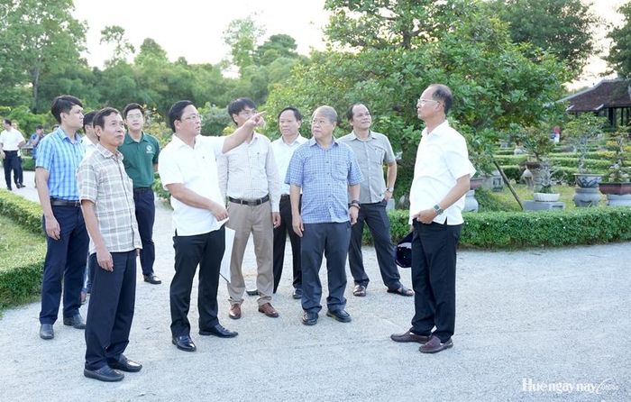  Phó Bí thư Thành ủy, Chủ tịch UBND thành phố Lê Trí Thanh kiểm tra thực địa hệ thống công trình, cảnh quan và không gian văn hóa ở khu vực Đại Nội.