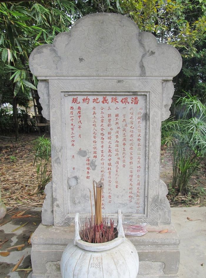 Bia quy ước dựng trong khuôn viên nghĩa trang mang tên Phan Bội Châu. 