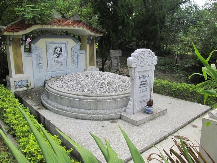 Mộ nhà cách mạng Hải Triều - Nguyễn Khoa Văn 