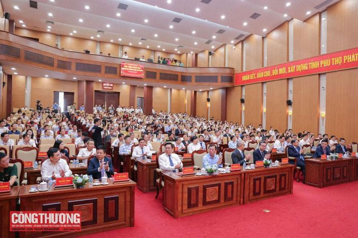Hội thảo thu hút sự tham dự của gần 400 đại biểu là đại diện các ban, bộ, ngành Trung ương; lãnh đạo một số tỉnh, thành phố; các sở, ban, ngành địa phương; viện nghiên cứu, cơ sở đào tạo; chuyên gia, nhà khoa học; doanh nghiệp, hiệp hội doanh nghiệp; tổ chức quốc tế, đối tác phát triển và các cơ quan thông tấn, báo chí