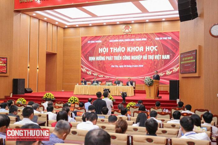 Đồng chí Nguyễn Thanh Nghị, Ủy viên Bộ Chính trị, Bí thư Trung ương Đảng, Trưởng Ban Chính sách, chiến lược Trung ương phát biểu tại Hội thảo