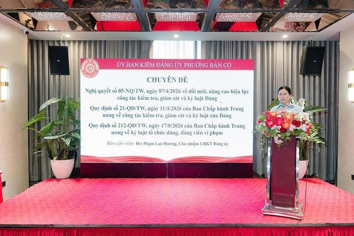 Bà Phạm Lan Hương, Ủy viên Ban Thường vụ, Chủ nhiệm Ủy ban Kiểm tra Đảng ủy phường Bàn Cờ trực tiếp trao đổi, hướng dẫn nghiệp vụ công tác kiểm tra, giám sát