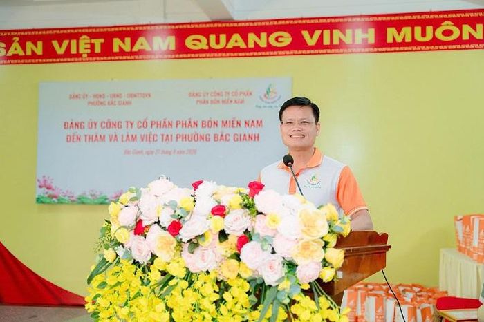 Ông Đỗ Văn Tuấn, Bí thư Đảng ủy, Tổng Giám đốc Công ty nhấn mạnh việc đồng hành, hỗ trợ sản xuất nông nghiệp tại phường Bắc Gianh