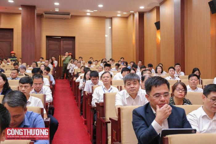 Hội thảo thu hút sự tham dự của gần 400 đại biểu là đại diện các ban, bộ, ngành Trung ương; lãnh đạo một số tỉnh, thành phố; các sở, ban, ngành địa phương; viện nghiên cứu, cơ sở đào tạo; chuyên gia, nhà khoa học; doanh nghiệp, hiệp hội doanh nghiệp; tổ chức quốc tế, đối tác phát triển và các cơ quan thông tấn, báo chí