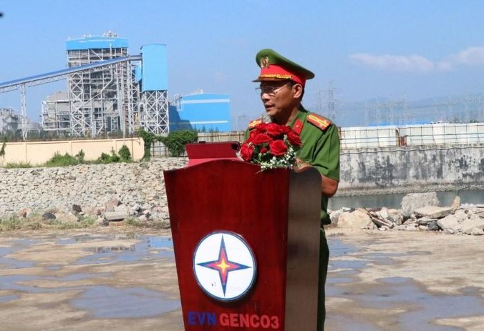 Thượng tá Lương Văn Trung - Phó Trưởng Phòng Cảnh sát PCCC&CNCH, Công an tỉnh Lâm Đồng phát biểu sau buổi diễn tập.