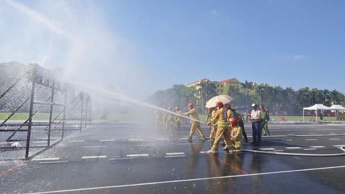 Các thành viên Đội tuyển thực hiện nội dung triển khai đội hình 2 lăng B phun tiêu điểm.