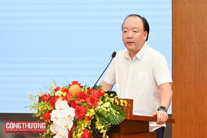 Ông Trần Hữu Linh - Cục trưởng Cục Quản lý và Phát triển thị trường trong nước, Bộ Công Thương trình bày một số điểm mới tại Dự thảo Nghị định thay thế các Nghị định của Chính phủ về kinh doanh xăng dầu