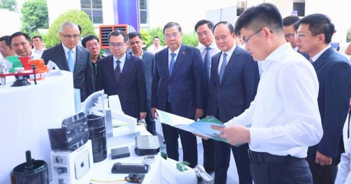 Các đại biểu tham quan gian hàng của CNCTech tại khu trưng bày, triển lãm giới thiệu những sản phẩm công nghiệp hỗ trợ tiêu biểu của tỉnh Phú Thọ 
