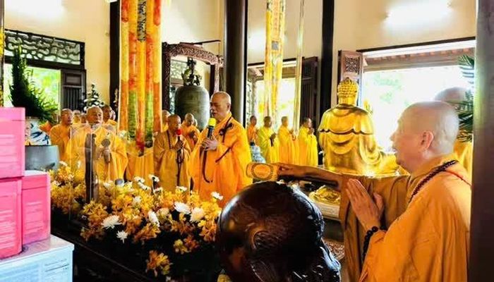 Hòa thượng Thích Giác Đạo đương vi sám chủ khóa lễ cúng ngọ truyền thống thiền môn xứ Huế - Ảnh: Quảng Nguyện