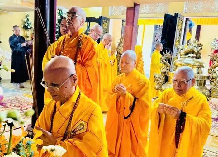 Chư tôn giáo phẩm dâng hương tưởng niệm - Ảnh: Quảng Nguyện