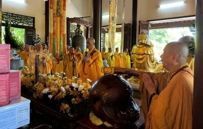 Hòa thượng Thích Giác Đạo đương vi sám chủ khóa lễ cúng ngọ truyền thống thiền môn xứ Huế - Ảnh: Quảng Nguyện