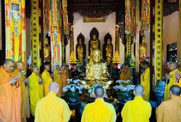 Khóa lễ cúng ngọ tại chánh điện chùa Phổ Quang - Ảnh: Quảng Nguyện