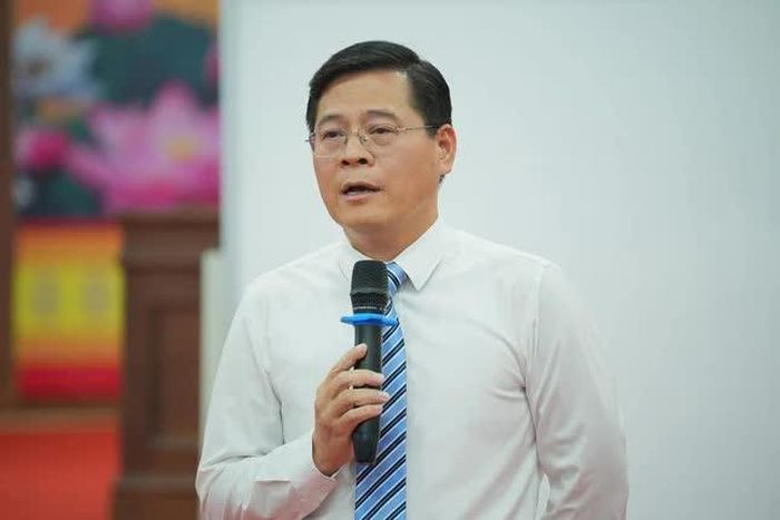 Ông Nguyễn Văn Hà chia sẻ chuyên đề “Những thông tin cơ bản về Luật Thủ đô năm 2026”