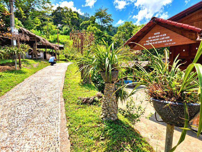 Những con đường dẫn vào bản được người dân chỉnh trang, trồng hoa dọc hai bên, góp phần hình thành không gian du lịch cộng đồng xanh - sạch - đẹp.