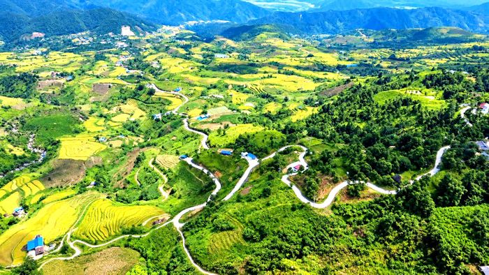 Bản Lao Chải nằm nép mình bên những dãy núi cao và các thửa ruộng bậc thang trải dài. Đây là nơi lý tưởng để ngắm nhìn cảnh quan núi rừng tuyệt đẹp, đặc biệt vào mùa lúa chín (tháng 9 - tháng 10) và mùa nước đổ (tháng 5 - tháng 6). Những cánh rừng nguyên sinh xung quanh bản tạo nên không gian xanh mát, thanh bình.