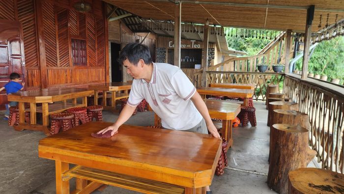 Anh Nguyễn Việt Dũng, một du khách đến từ Hà Nội cho biết: "Điều khiến tôi ấn tượng là không khí mát mẻ, cảnh quan tự nhiên và sự thân thiện của người dân. Không gian ở đây khá thoáng, cảnh đẹp, người dân mộc mạc, thân thiện. Tôi sẽ quay lại và giới thiệu cho bạn bè cùng trải nghiệm”.