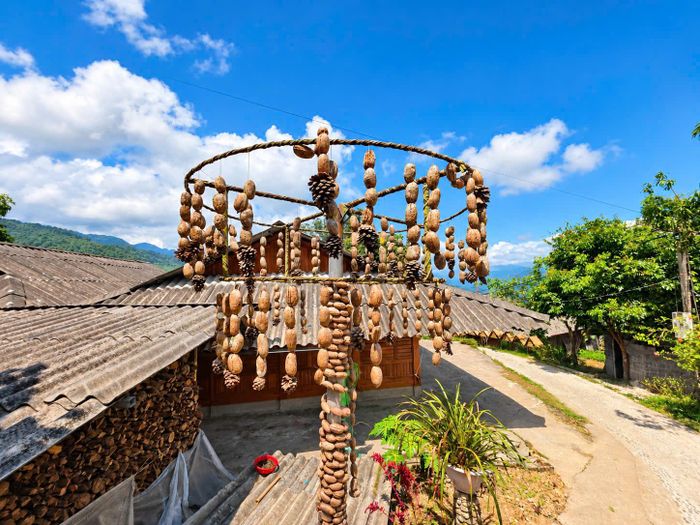 Mỗi gia đình ở Lao Chải có cách tạo điểm nhấn riêng cho cổng nhà bằng những vật liệu gần gũi như tre, nứa, quả thông, hạt quả rừng hay dây thừng.