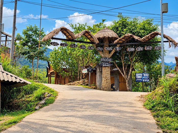 Lao Chải 1 chính thức đón khách du lịch từ năm 2018 và được công nhận là bản du lịch cộng đồng vào năm 2019. Năm 2024, các hộ làm homestay được tập huấn về kinh doanh lưu trú, xây dựng mô hình liên kết du lịch cộng đồng và chế biến món ăn truyền thống. Năm 2026, Lao Chải đã đạt giải thưởng Du lịch Việt Nam (VITA Awards) 2026 ở hạng mục "Điểm đến có sản phẩm du lịch có nội hàm văn hóa sâu sắc".