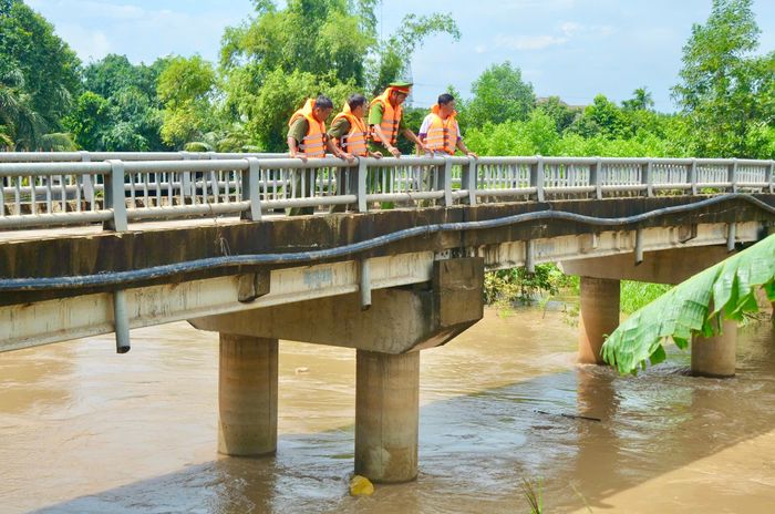 Lực lượng chức năng hỗ trợ người dân và kiểm tra các khu vực nước đang dâng.
