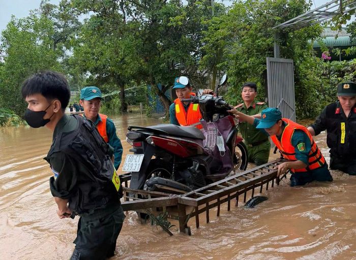 Nước dâng cao ảnh hưởng đến đời sống người dân.