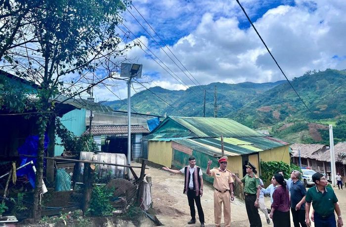 Công trình giúp người dân đi lại an toàn vào ban đêm và củng cố mối quan hệ gắn bó quân dân (Ảnh: CA Quảng Ngãi).