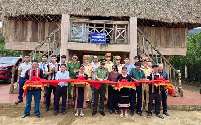 Lãnh đạo Công an tỉnh Quảng Ngãi và các đơn vị cắt băng khánh thành bàn giao mô hình "Ánh sáng xanh vùng cao" cho địa phương vận hành (Ảnh: CA Quảng Ngãi).