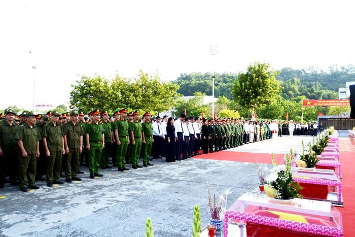 Phó Thủ tướng Chính phủ Phạm Thị Thanh Trà, lãnh đạo tỉnh Lào Cai, Bộ Quốc phòng, Quân khu 2, Bộ chỉ huy quân sự tỉnh Lào Cai, lãnh đạo phường Cam Đường và các xã, phường lân cận cùng đông đảo nhân dân địa phương.