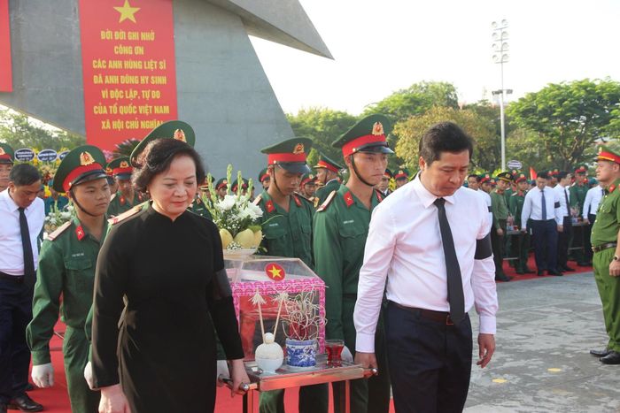 Trong không khí trang nghiêm và xúc động, Phó Thủ tướng Chính phủ Phạm Thị Thanh Trà cùng các đại biểu đã thành kính dâng hương, dâng hoa tưởng niệm những người con ưu tú của dân tộc đã không tiếc tuổi thanh xuân, sẵn sàng hiến dâng trọn đời mình vì độc lập, tự do của Tổ quốc và nhân dân.
